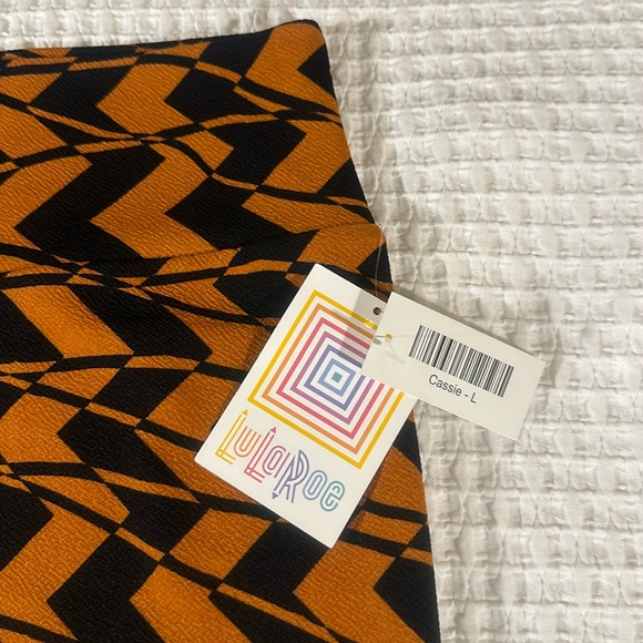 LuLaRoe Women’s Cassie Pencil Skirt/Size:L/Color:Burnt Orange/Black Zig Zag(NWT) - Picture 2 of 7